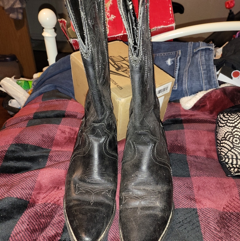 Men's black cowboy boot size 9/10.